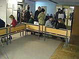 Процесс по делу Сутягина как обычно идет в закрытом режиме. Журналисты ждали адвокатов в коридоре в нескольких метрах от двери зала заседаний