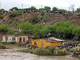 По свидетельству очевидцев, в городе Пьедрас-Неграс вышедший из берегов речной поток смывал частные жилые дома и автомобили
