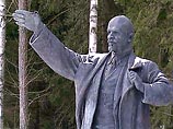 Инцидент произошел во вторник в 8:00. Hесколько молодых людей с помощью лебедки свернули с постамента памятник вождю революции на улице Оранжерейной и скрылись Инцидент произошел во вторник в 8:00. Hесколько молодых людей с помощью лебедки свернули с постамента памятник вождю революции на улице Оранжерейной и скрылись