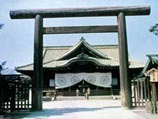 Премьер-министр Коидзуми совершал ежегодное поклонение в храме Ясукуни