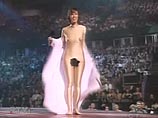 Канадская певица Аланис Мориссетт не обнажала перед публикой грудь, но она обнажила свою душу, протестуя против ханжеской американской цензуры