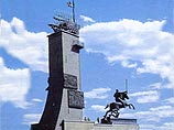 В Hовгороде безработный пытался отпилить фрагмент монумента Победы на высоте 30 метров