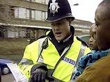 Лондонская полиция прибыла на место происшествия после того, как полицейские Кента известили ее о том, что обнаружили в мусорной корзине регистрационную карточку "Мариотта"