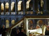 Накануне вечером, в Страстную Пятницу, вокруг древних стен Колизея по традиции прошла процессия Крестного пути с участием Иоанна Павла II