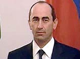 К президентскому дворцу в Ереване стянуты водометы и прицепы с колючей проволокой. Таким образом власти страны подготовились к акции протеста оппозиции, которая добивается отставки президента Армении Роберта Кочаряна К президентскому дворцу в Ереване стянуты водометы и прицепы с колючей проволокой. Таким образом власти страны подготовились к акции протеста оппозиции, которая добивается отставки президента Армении Роберта Кочаряна