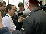Этот закон, принятый в Госдумой в первом чтении 31 марта, вызвал критику как в самой Думе, так и за ее пределами за неоправданные ограничения мест, где разрешается проводить массовые мероприятия Этот закон, принятый в Госдумой в первом чтении 31 марта, вызвал критику как в самой Думе, так и за ее пределами за неоправданные ограничения мест, где разрешается проводить массовые мероприятия