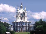 В Петербурге на купол Смольного собора водружен отреставрированный золоченый крест