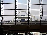 Птица, попавшая в провода высоковольтной линии электропередачи и замкнувшая их, стала причиной сбоя в снабжении электроэнергией международного аэропорта Лос-Анджелеса