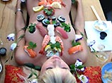 Для привлечения посетителей ресторан предлагал сервировку "суси" и "сасими" на телах студентов местного университета, в основном, девушек