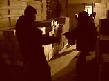 По данным пресс-службы УВД по Ульяновской области, два грабителя решили вынести оргтехнику из фирмы "Вилап" на улице Второй пятилетки в Димитровграде. Злоумышленники в масках ворвались в помещение, связали сторожа фирмы скотчем По данным пресс-службы УВД по Ульяновской области, два грабителя решили вынести оргтехнику из фирмы "Вилап" на улице Второй пятилетки в Димитровграде. Злоумышленники в масках ворвались в помещение, связали сторожа фирмы скотчем