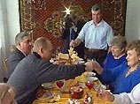 Президент России Владимир Путин не имеет каких-либо особых предпочтений в еде и не придерживается каких-то особых диет. "Ем, в общем, все, что дают", - сообщил Путин в интервью еженедельнику "Аргументы и факты" Президент России Владимир Путин не имеет каких-либо особых предпочтений в еде и не придерживается каких-то особых диет. "Ем, в общем, все, что дают", - сообщил Путин в интервью еженедельнику "Аргументы и факты"