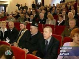 Принявшему присягу губернатора сатирику Евдокимову подарили комбайн Принявшему присягу губернатора сатирику Евдокимову подарили комбайн