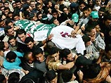 Десятки тысяч человек участвуют в похоронах лидера палестинского Исламского движения сопротивления "Хамас" Абделя Азиза ар- Рантиси, проходящих в воскресенье в городе Газа