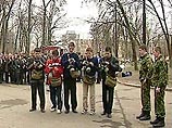 Московские школьники, которым в ближайшие три месяца предстоит пройти пятидневные учебные военные сборы, будут направлены в основном в воинские части, дислоцированные на территории одмосковья, прежде всего в Таманскую и Кантемировскую дивизии