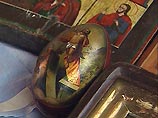 Сотрудники Шереметьевской таможни изъяли у гражданина Сирии 15 икон конца XIX века. Иностранец купил иконы в одном из антикварных магазинов Москвы и собирался вывезти их в Турцию. Сотрудники Шереметьевской таможни изъяли у гражданина Сирии 15 икон конца XIX века. Иностранец купил иконы в одном из антикварных магазинов Москвы и собирался вывезти их в Турцию.