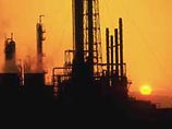 Пожар начался рано утром, однако до сих пор пламя сбить не удается. Главная задача пожарных - не допустить распространения огня на прилегающие постройки, в том числе и на гигантские нефтехранилища Пожар начался рано утром, однако до сих пор пламя сбить не удается. Главная задача пожарных - не допустить распространения огня на прилегающие постройки, в том числе и на гигантские нефтехранилища