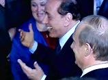 Во время экскурсий по заводам "мы с президентом России соревновались, кто из нас поцелует самую красивую девушку на предприятии", рассказал Берлускони