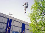 "Человек-ракета" поставил новый рекорд: он взлетел на высоту в 50 метров