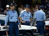 В Японии автобус "правых" протаранил ворота китайского консульства