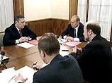 В совещании также участвуют премьер РФ Михаил Касьянов, руководитель администрации президента Александр Волошин, секретарь Совета безопасности Сергей Иванов