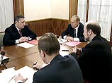 В совещании также участвуют премьер РФ Михаил Касьянов, руководитель администрации президента Александр Волошин, секретарь Совета безопасности Сергей Иванов В совещании также участвуют премьер РФ Михаил Касьянов, руководитель администрации президента Александр Волошин, секретарь Совета безопасности Сергей Иванов