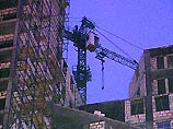 В Москве на улице Санникова в районе дома N1 на стройплощадке в результате падения строительного крана один человек погиб и еще один серьезно пострадал В Москве на улице Санникова в районе дома N1 на стройплощадке в результате падения строительного крана один человек погиб и еще один серьезно пострадал