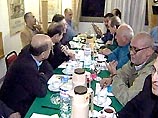 По утверждениям палестинских источников, первый документ подпишут главы делегаций: министр иностранных дел Израиля Шломо Бен-Ами и спикер палестинского парламента Ахмед Куреи По утверждениям палестинских источников, первый документ подпишут главы делегаций: министр иностранных дел Израиля Шломо Бен-Ами и спикер палестинского парламента Ахмед Куреи
