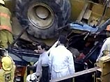 По сообщениям местных властей, экскаватор, работавший рядом с проезжей частью, упал на школьный автобус в одном из районов на севере колумбийской столицы