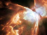 Умирающая сверхгорячая звезда на снимке космического телескопа отбросила свои внешние газовые слои в одной плоскости таким образом, что образовались гигантские переливающиеся крылья бабочки