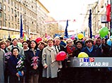По главной улице города - Светланской - к центральной площади прошествовали многотысячные колонны людей