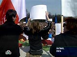 Их целью было привлечь внимание европейской общественности к проблемам нацменьшинств в Латвии, в первую очередь, нарушению латвийскими властями прав русскоязычных жителей, составляющих более 40% населения страны, получить образование на родном языке Их целью было привлечь внимание европейской общественности к проблемам нацменьшинств в Латвии, в первую очередь, нарушению латвийскими властями прав русскоязычных жителей, составляющих более 40% населения страны, получить образование на родном языке