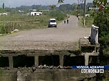 По решению руководства Аджарии, примерно в 11:00 мск взорваны два автомобильных моста, ведущие в автономию. В частности, взорван один из мостов через реку Чолоки, сообщают грузинские СМИ
