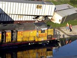 Два товарных поезда столкнулись близ техасского города Сан Антонио на железнодорожном мосту через реку Сан Антонио