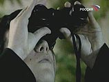Так как вокруг Земли находится воздух, часть солнечных лучей, проходя через него, искривляется, фокусируя только оранжевые и красные лучи солнечного спектра. Для наблюдателя на Земле это выражается в появлении багрового ореола вокруг Луны Так как вокруг Земли находится воздух, часть солнечных лучей, проходя через него, искривляется, фокусируя только оранжевые и красные лучи солнечного спектра. Для наблюдателя на Земле это выражается в появлении багрового ореола вокруг Луны