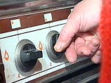 Как выяснилось, накануне 40-летний нигде неработающий хозяин квартиры и его сожительница легли спать, не выключив газовую плиту. Утром кто-то позвонил в дверь, и от электрической искры скопившийся газ взорвался Как выяснилось, накануне 40-летний нигде неработающий хозяин квартиры и его сожительница легли спать, не выключив газовую плиту. Утром кто-то позвонил в дверь, и от электрической искры скопившийся газ взорвался
