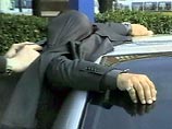 Русские были арестованы 20 февраля в машине, которая числилась угнанной. В ходе допросов они сознались в похищении трех автомобилей. Однако, как полагает полиция, их было не менее десяти Русские были арестованы 20 февраля в машине, которая числилась угнанной. В ходе допросов они сознались в похищении трех автомобилей. Однако, как полагает полиция, их было не менее десяти