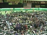 По мнению специалистов, резкий рост цен на нефть связан с сообщениями об истощении нефтяных запасов США - крупнейшего в мире потребителя нефти. Они вызвали ажиотаж на Нью-йоркской товарной бирже, а трейдеры нефти подняли цены По мнению специалистов, резкий рост цен на нефть связан с сообщениями об истощении нефтяных запасов США - крупнейшего в мире потребителя нефти. Они вызвали ажиотаж на Нью-йоркской товарной бирже, а трейдеры нефти подняли цены