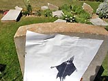 Они сломали несколько надгробий, а к остальным приклеили фотографии издевательств американских солдат над иракскими военнопленными. На фотографиях крупными буквами было написано: "мы отомстим"