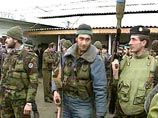 На одной стороне - российские силы безопасности и промосковски настроенные чеченцы; на другой - непримиримые банды повстанцев