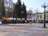 Более 1,5 тысяч православных верующих со всей Украины пикетируют сегодня Верховную Раду с требованием не принимать законопроекты о регистрации физических лиц на Украине и о едином реестре персональных данных