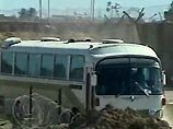 Колонна автобусов с освобожденными людьми в сопровождении американских военных выехала в Багдад