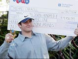 Всего лишь полтора года назад Майкл Кэрролл, работавший мусорщиком, впервые купил лотерейный билет, который принес ему выигрыш в размере 9,7 млн фунтов (15,5 млн долл.)