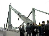 Как сообщили "Интерфаксу" в ГУВД столицы, около 6:00 мск субботы на вершине Крымского моста был замечен молодой человек. На место происшествия прибыли все оперативные службы города
