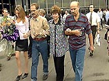 Вид на жительство получили бывший командир эскадрильи Александр Клишин, второй пилот Олег Гайдаш, бортинженер Игорь Тиммерман, оператор груза Евгений Антименко и штурман Игорь Москвитин Вид на жительство получили бывший командир эскадрильи Александр Клишин, второй пилот Олег Гайдаш, бортинженер Игорь Тиммерман, оператор груза Евгений Антименко и штурман Игорь Москвитин