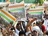 Отказ Сони Ганди от поста премьер-министра спровоцировал бурные стихийные демонстрации возле ее дома