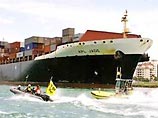 В мае 2002 года двое радикальных защитников природы из Greenpeace высадилась на коммерческом судне Jade, которое направлялось в порт Майами