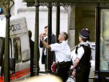 Двоим злоумышленникам, которые забросали накануне в парламенте премьер-министра Великобритании Тони Блэра мукой, предъявлено сегодня обвинение в оскорбительном поведении