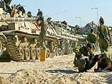 Израильское военное командование в пятницу приступило к частичному выводу войск из лагеря палестинских беженцев Рафах в секторе Газа. Первыми лагерь покинули несколько израильских танков