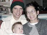 25-летний Джереми Хайнцман , который недавно получил приказ отбыть на войну, оставил расположение базы в Форт Брэгге в Северной Каролине, чтобы найти убежище в Канаде вместе с женой Нга Нгуен и сыном Лиамом