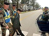 Находясь в отпуске, он покинул свою часть без разрешения почти на пять месяцев. В конце концов, он оказался в штате Флорида и в апреле сдался властям в расположении Национальной гвардии этого штата Находясь в отпуске, он покинул свою часть без разрешения почти на пять месяцев. В конце концов, он оказался в штате Флорида и в апреле сдался властям в расположении Национальной гвардии этого штата